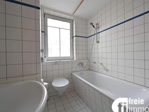 Bad mit Fenster und Wanne - Etagenwohnung mit 32,00 m² in Dresden zum Kaufen