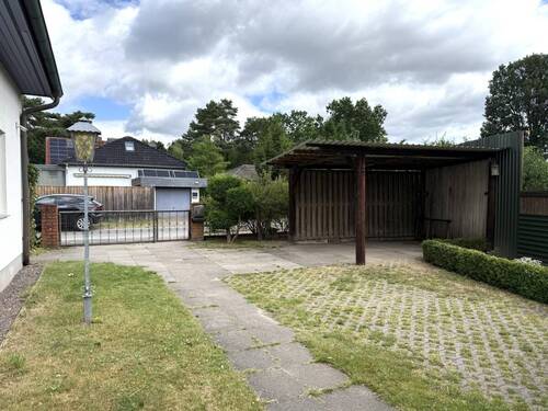 Grundstück vorm Haus, Carport - 