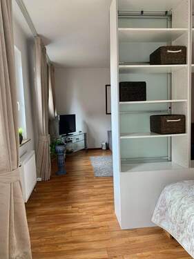 Ausblick vom Schlafbereich zum Wohnbereich - 