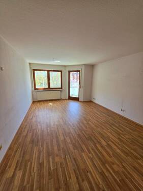 Wohnzimmer mit Zugang zum Balkon - 