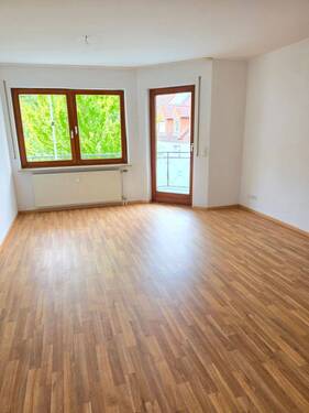 Wohnzimmer mit Zugang zum Balkon - 