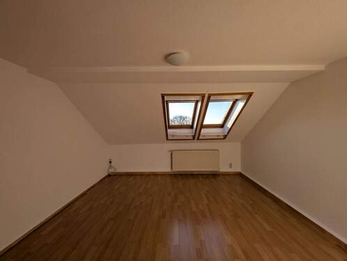 Zimmer 1 - zentrumsnahe Dachgeschosswohnung mit praktischem Schnitt.