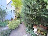 Garten mit Zugang zur Garage - 