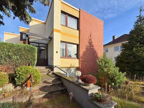 Eingangsbereich und Garagenzufahrt - Einfamilienhaus auf Eckgrundstück - mit Potenzial zum Zweifamilienhaus