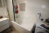 Badezimmer mit Duschwanne - 