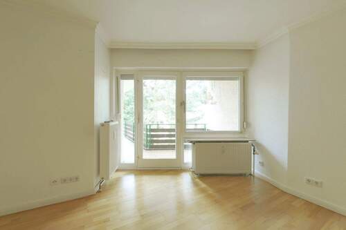 Wohnzimmer mit Zugang zum Balkon - 