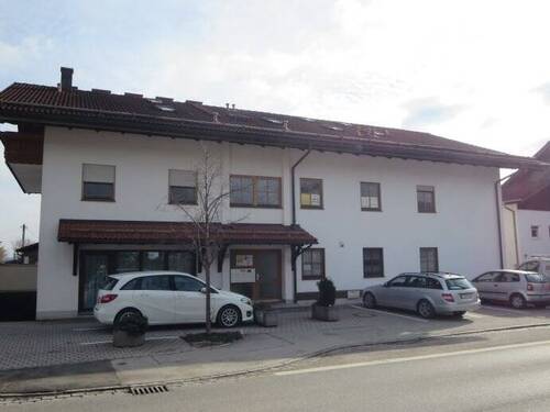 Westansicht mit 6 Besucherstellplätze - 1 Zimmer Etagenwohnung in Stephanskirchen