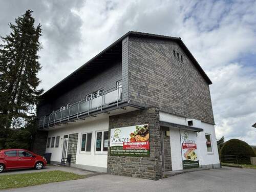 Straßenansicht - Wohn- und Geschäftshaus mit Gewerbeeinheit und 2 Wohnungen auf ca. 940 m² Grundstück