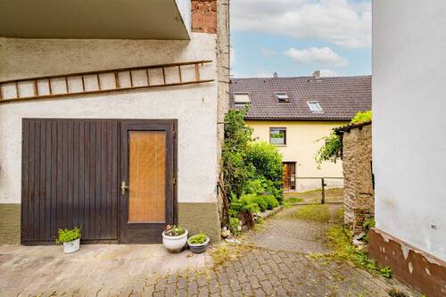 Zufahrt und Innenhof - 7 Zimmer Einfamilienhaus in Ettenheim
