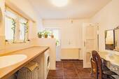 Badezimmer mit Fenster - 