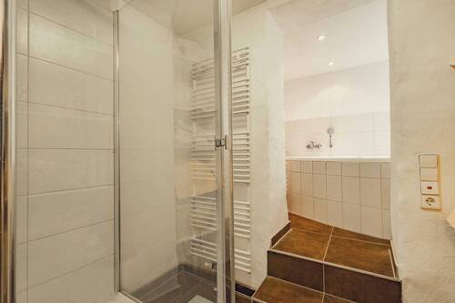 Dusche und Whirlpool - 