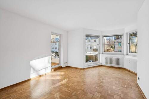 Wohnzimmer mit Zugang zum Balkon - 3 Zimmer Etagenwohnung zum Kaufen in Berlin