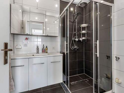 Badezimmer mit Waschmaschinenanschluss - 