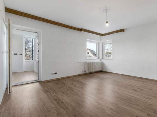 Wohnzimmer mit Zugang zur Küche - 