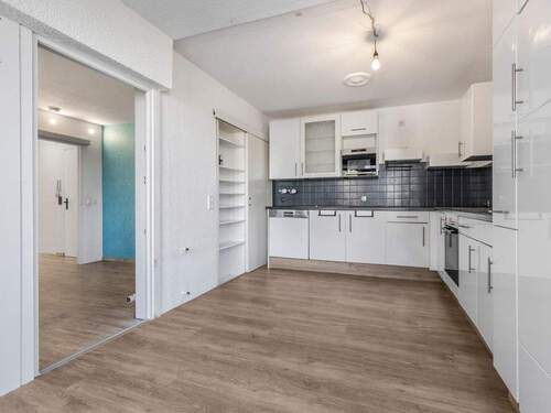 Küche mit Einbauküche und Zugang zum Nebenzimmer - 