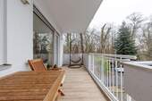 Balkon mit Blick in den Wald - 