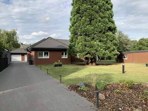 Strassenansicht - Ankommen & Zuhause sein - Hochwertiger Bungalow in Top-Zustand