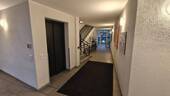 Hausflur mit Aufzug - 