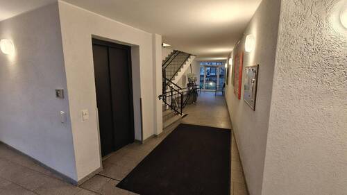 Hausflur mit Aufzug - 