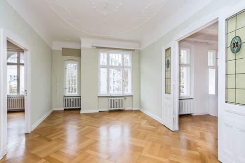 Herzlich Willkommen (Zimmer 1) - Altbau-Charme in Friedenau - Repräsentative 6-Zimmer-Stuckwohnung