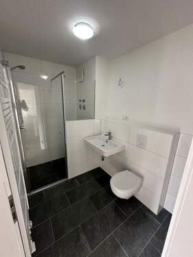 Hauptbadezimmer - Etagenwohnung mit 81,00 m² in Dresden zur Miete