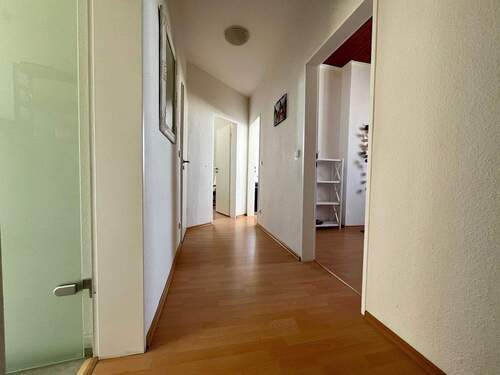 Der gerade Flur verbindet die Räume optimal - Etagenwohnung mit 79,90 m&sup2; in Wilhelmshaven zum Kaufen