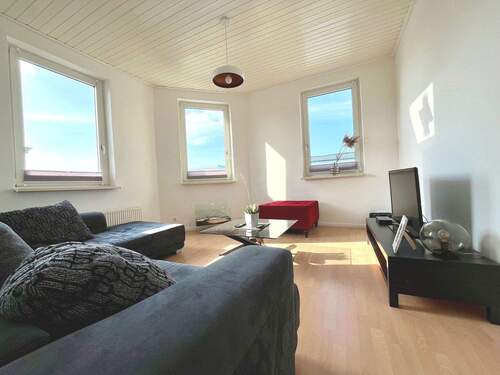 Viel Tageslicht flutet das Wohnzimmer - 