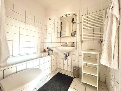 Voll verfliest ist das funktionale Wannenbad - 