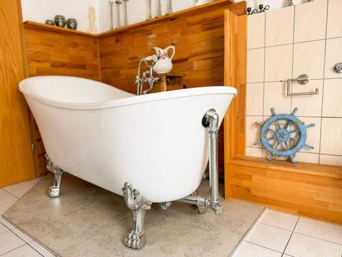 Badezimmer mit freistehender Badewanne - 