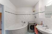 Badezimmer mit Eckbadewanne - 