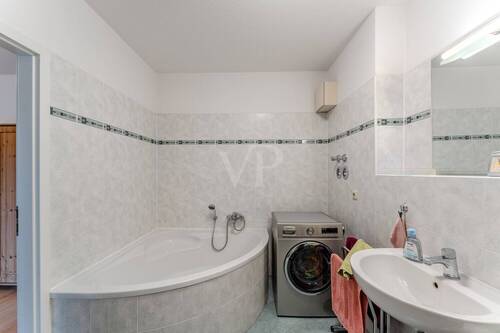 Badezimmer mit Eckbadewanne - 