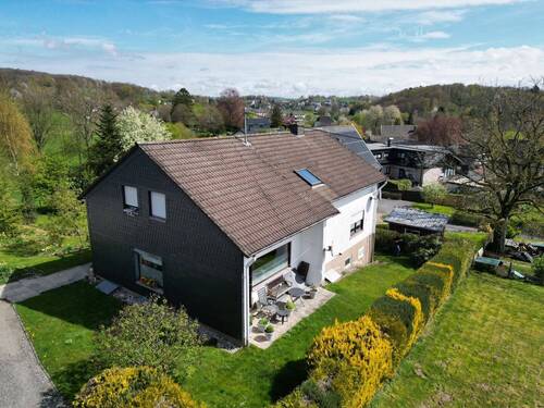 Außenansicht vom Wohnhaus - Herzlich willkommen in Reichshof-Alpe! Ruhig gelegenes Einfamilienhaus in ländlich schöner Endbebauung