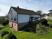 Ansicht vom Wohnhaus - 6 Zimmer Einfamilienhaus zum Kaufen in Reichshof