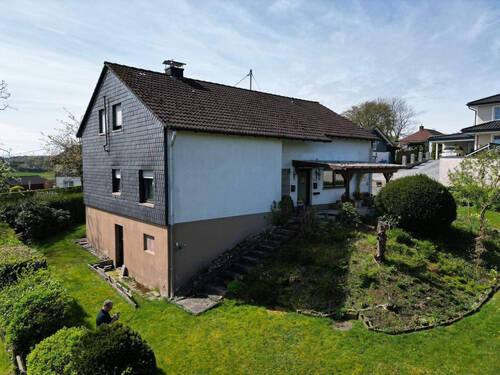 Ansicht vom Wohnhaus - 6 Zimmer Einfamilienhaus zum Kaufen in Reichshof