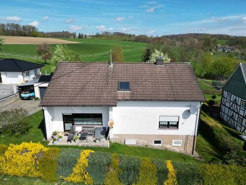 Ansicht vom Wohnhaus - Einfamilienhaus mit 169,00 m&sup2; in Reichshof zum Kaufen