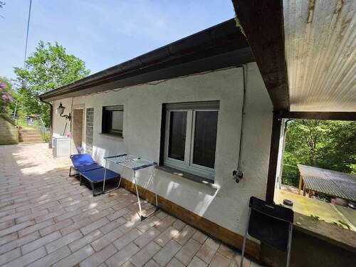 Hausansicht - Charmante 3-Zimmer-Wohnung mit großer Terrasse, Kamin und Garage in Trier-Kernscheid