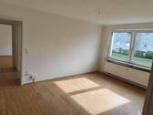 Wohnzimmer mit Zugang zur Küche - 2 Zimmer Etagenwohnung zur Miete in Wilster