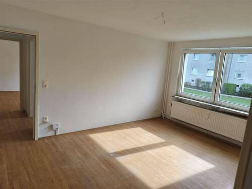 Wohnzimmer mit Zugang zur Küche - 2 Zimmer Etagenwohnung zur Miete in Wilster