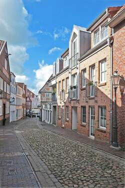 Straßenansicht mit Blick zum Fischmarkt - 3 Zimmer Etagenwohnung zur Miete in Stade