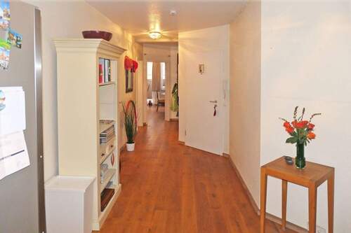 Diele mit Wohnung-Eingangstür - 