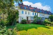 Hausrückseite mit geflegten Garten - Raumwunder gibt es immer wieder