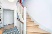 Flur mit Treppenaufgang zum 2. OG - 