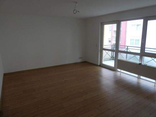 Wohnzimmer mit Balkon - Etagenwohnung mit 63,90 m² in Chemnitz zum Kaufen