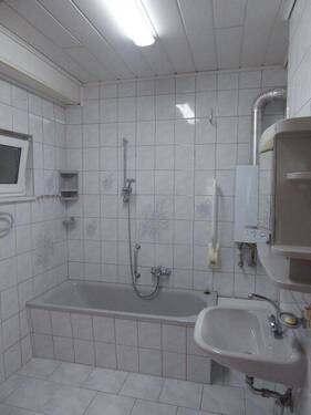 Bad mit Wanne und Fenster zum Abstellraum - 