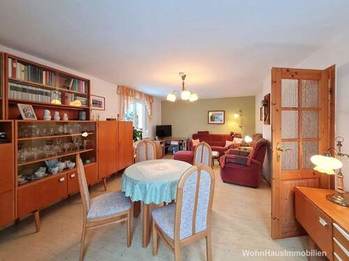 Wohnzimmer mit Essplatz - 2 Zimmer Bungalow in Berlin