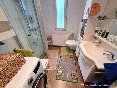 Bad mit bodentiefer Dusche, Waschmaschinenanschluß und Heizungstherme - Bungalow mit 58,00 m&sup2; in Berlin zum Kaufen