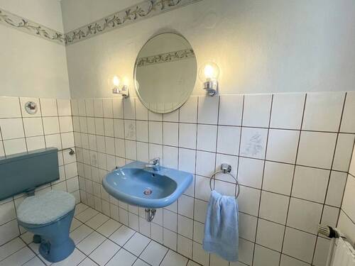 Gäste-WC - 7 Zimmer Mehrfamilienhaus, Wohnhaus in Geestland-Hymendorf