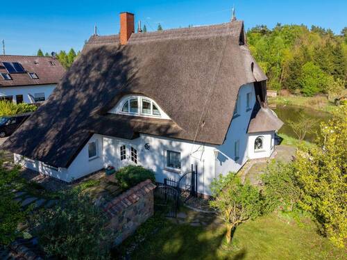Drohnenansicht - Reetgedecktes Landhausidyll mit Gartenparadies am Teich