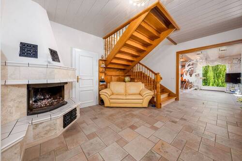 Treppe mit Kamin - 7 Zimmer Einfamilienhaus in Carpin