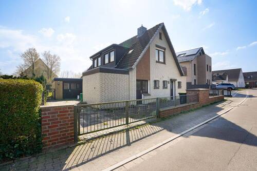 Hausansicht - Großzügiges, modernisierungsbedürftiges Ein- Zweifamilienhaus in Timmendorfer Strand